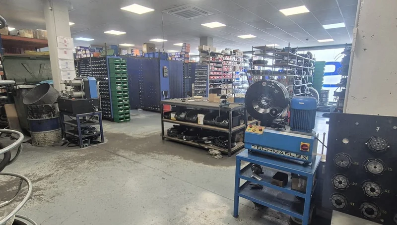 Cilindros hidráulicos y neumáticos a medida, filtros y accesorios para vehículo industrial